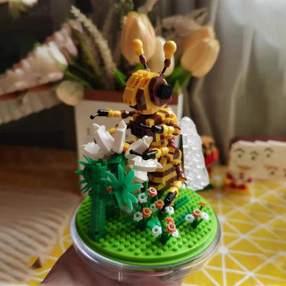 Insect Collection Building Block Set，Creative Insect Friend Set,Office Home Decor for Nature Lovers,Fun Gift for Bugs Nature Lovers, for Boys Girls Age 6-12+ (Bee)